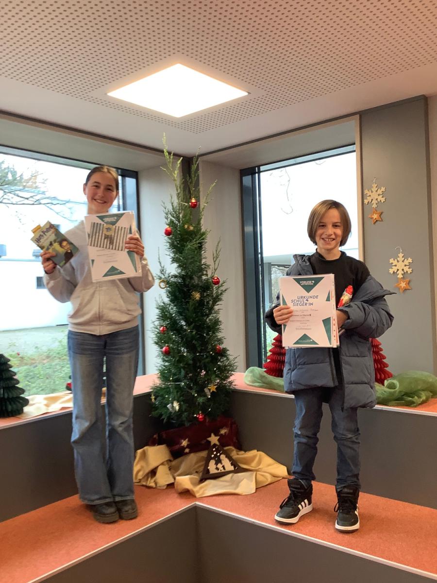 Foto (EG): Die SiegerInnen des Vorlesewettbewerbs Mila Ergin und Santiago Gutierrez Pockrandt (von links)