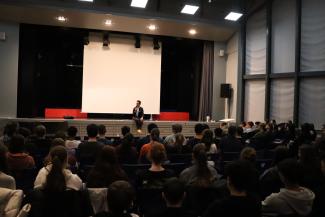 Mo Asumang in der vollbesetzten Aula 